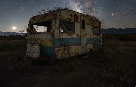 Bruits étranges provenant d'une vieille caravane