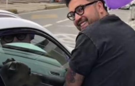 Camilo et sa voiture