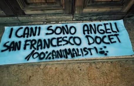 cartello contro il divieto dei cani in chiesa