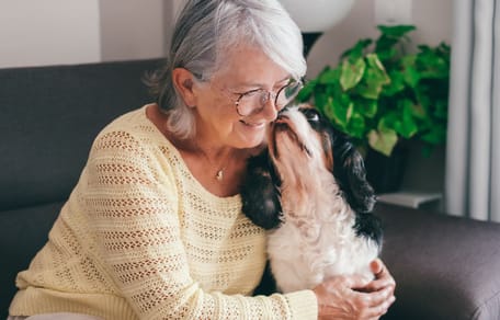 chien et grand-mère