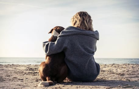 chien maîtresse plage