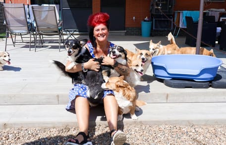 Corgi's en hun baasjes verzamelen zich voor een waar spektakel