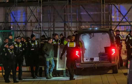 Der gefangene Wolf wird abtransportiert