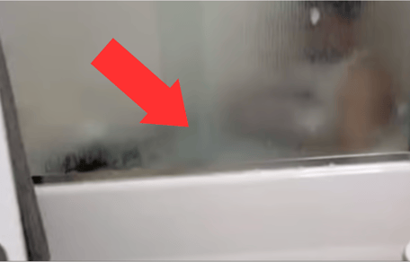 L'homme n'est pas seul dans la baignoire.