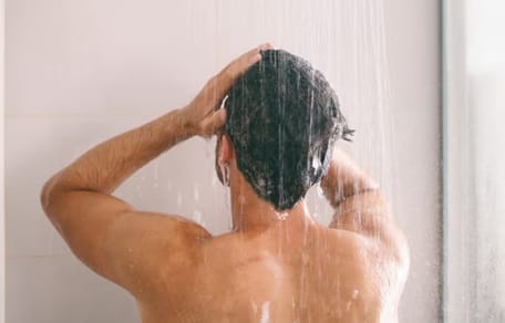 Mann unter der Dusche