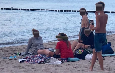 Un uomo a spasso col cane scopre genitori e figli in spiaggia: sconvolto, denuncia tutto