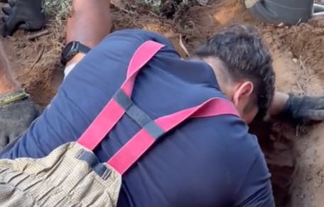 Feuerwehrleute bei einem Rettungseinsatz