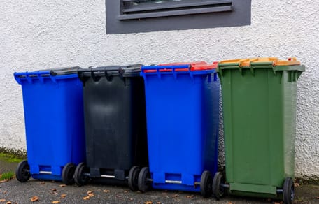 Des poubelles dans la rue