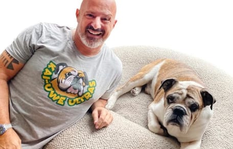 Detlef Steves und Bulldogge Kai-Uwe