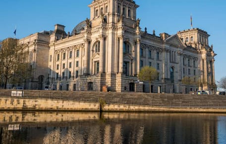 Die Spree am Berliner Reichstagsgebäude