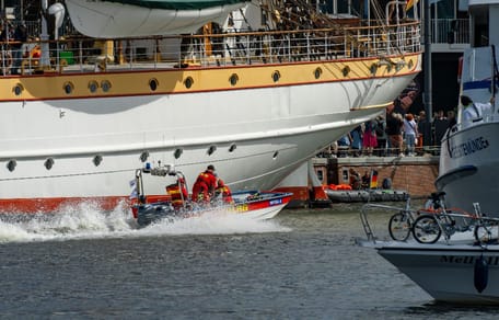 DLRG-Einsatzboot im Hafen Bremerhaven