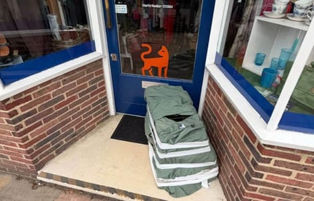 Achtergelaten krat voor een winkel