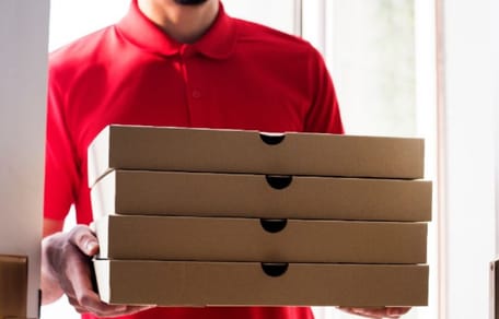 Un livreur de pizza
