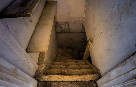 Dunkle Kellertreppe