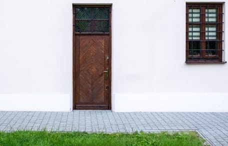 Dunkle Tür an der Hausseite