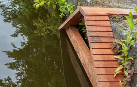 Een kattentrap zodat katten uit het water kunnen komen