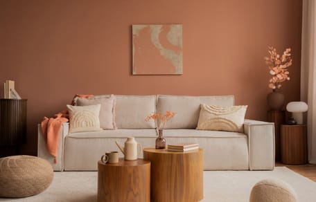 Ein gebrauchtes blaues Sofa