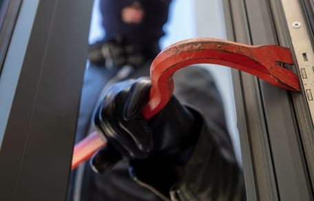 Albtraum um 21 Uhr: Bewaffnete stürmen Wohnung und machen eine unfassbare Beute