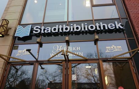 EIngang einer Stadtbibliothek