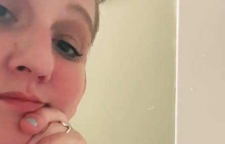 Elle surveille son toutou