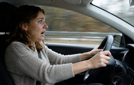 Entsetzt schauende Autofahrerin