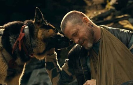 escena-con-perro-pelicula-el-corazon-de-la-bestia-brad-pitt