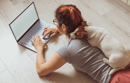donna in smart working con un Jack Russell disteso sulla schiena