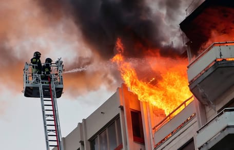 Feuerwehr löscht Brand in Mehrfamilienhaus
