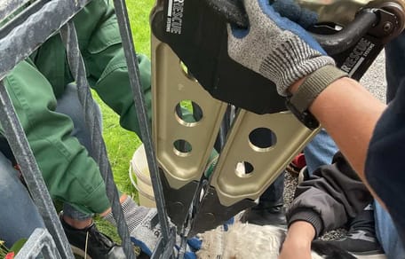 Feuerwehr rettet Hund aus Zaun