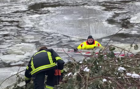 Feuerwehrleute in der vereisten Alster