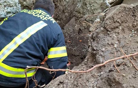 Feuerwehrmann beim Rettungseinsatz