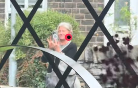 Vrouw fotografeert huisgevel