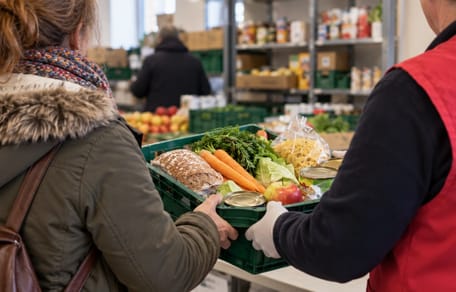 Frau holt Waren bei der Tafel