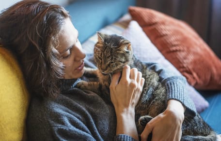 Frau kuschelt mit Katze