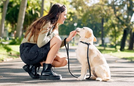 Frau mit Hund