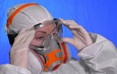 Frau mit Schutzanzug