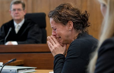 Frau weint in der Gerichtsverhandlung