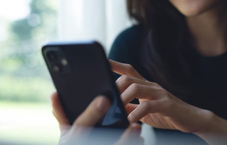 Frau will einen Anruf machen