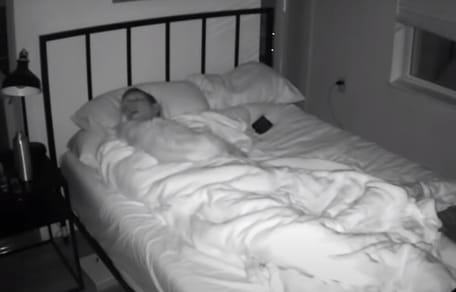 gatto e padrone che dormono nel letto