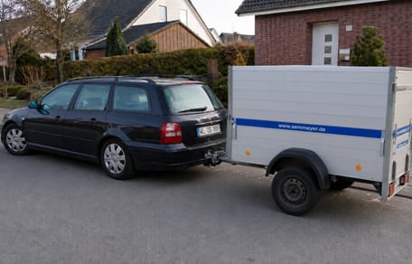 Geparktes Auto mit Pkw-Anhänger