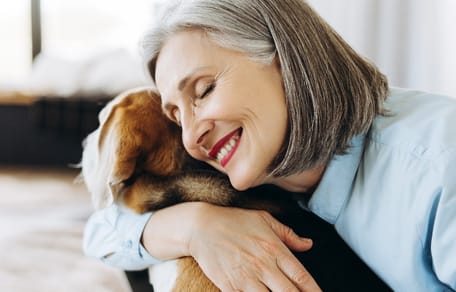 Grauhaarige Frau mit Hund