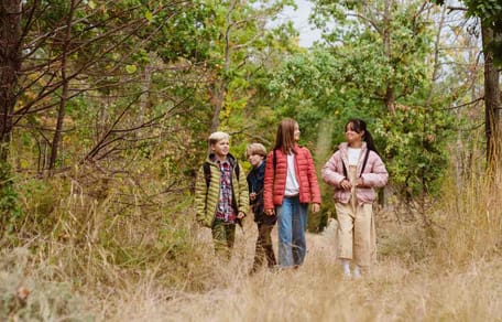 Gruppe von Jugendlichen auf einem Waldspaziergang