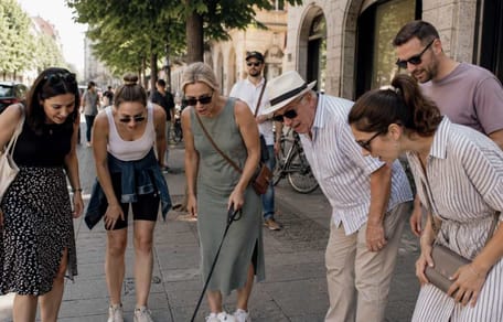 Gruppe von staunenden Menschen