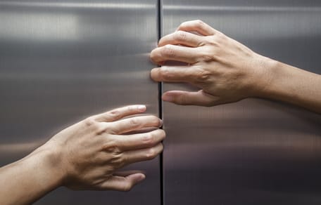 Hände versuchen Fahrstuhl zu öffnen