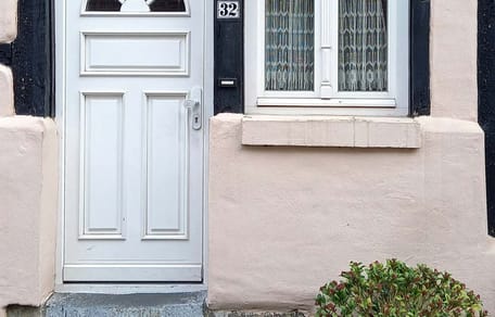 Haustür mit Blumen davor