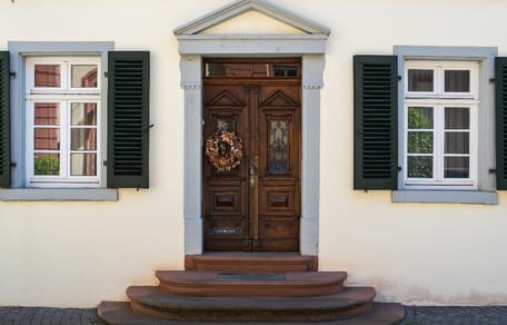 Haustür mit Blumenkranz