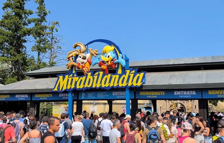 het Italiaanse pretpark waar een hond urenlang aan een boom zat vastgebonden