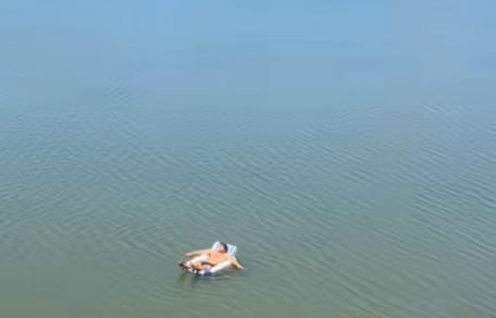homme sur matelas gonflable