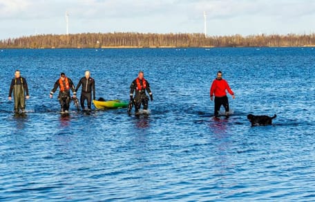Hond en baasje worden uit ijskoud water gered in Harderwijk
