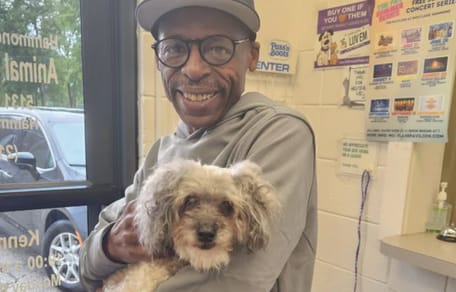 Hond Peter wordt na 10 jaar weer herenigd met zijn baasje